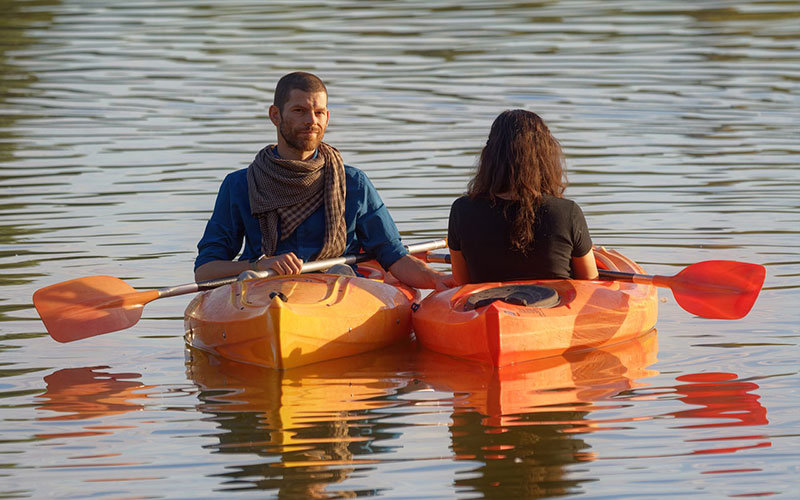 kayaking couple