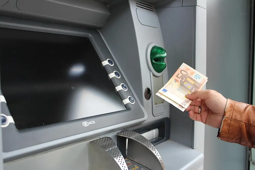peggy marco atm 1524871 1280